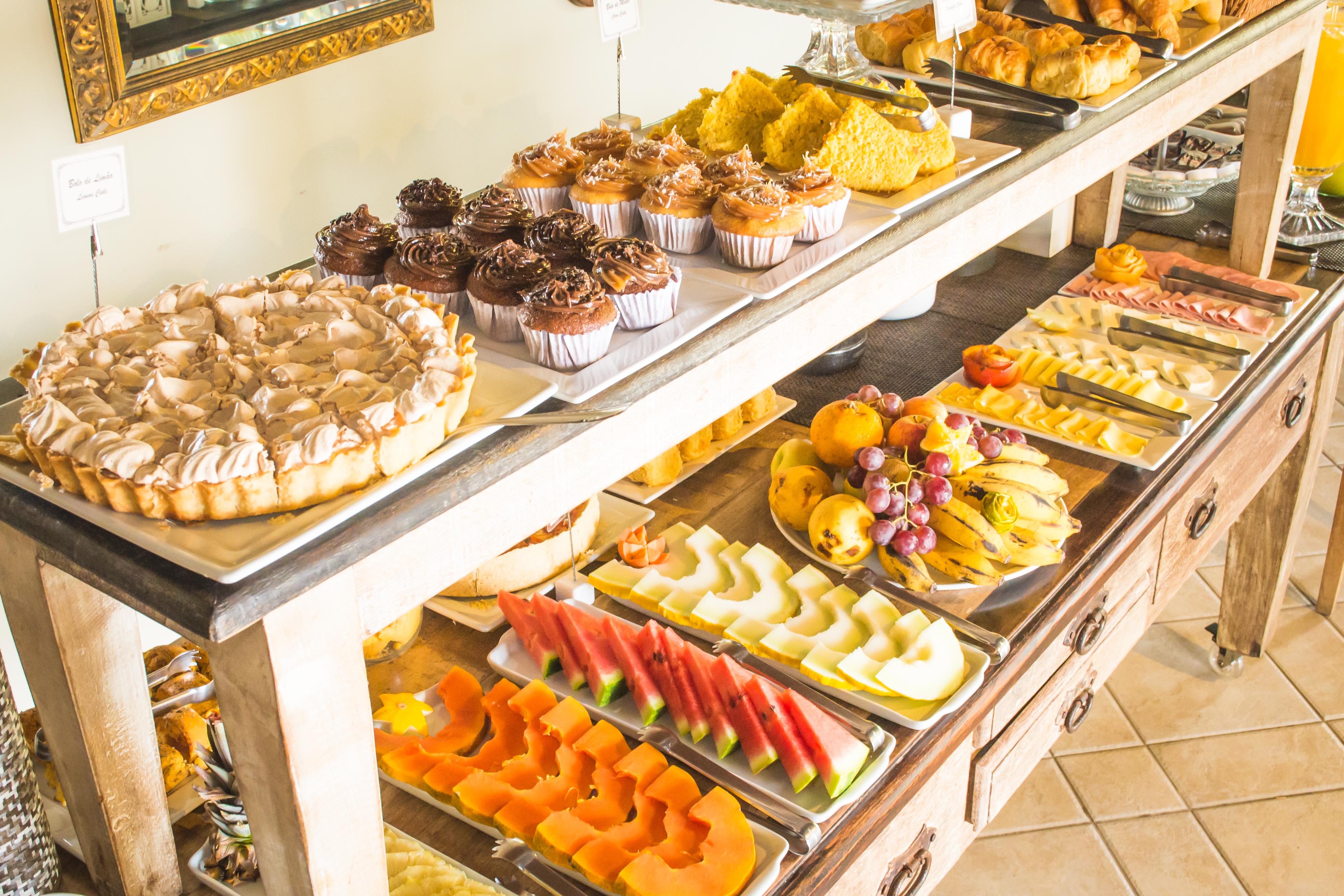 Pousada Praia Joao Fernandes Búzios Exterior foto A buffet of fruit and pastries